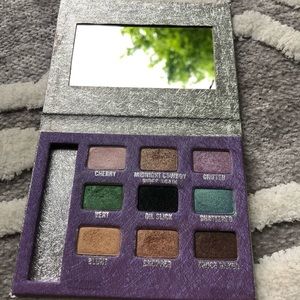 Urban ✨ Decay eyeshadow palette.